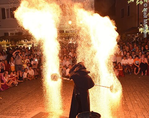 Große Feuershow beim Historischen Stadtfest Monheim 2018 auf der Bühne am Marktplatz