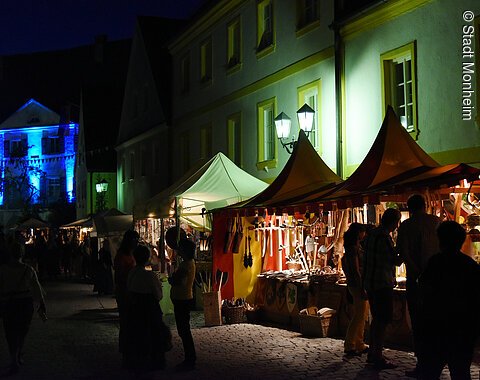 Abendstimmung beim Historischen Stadtfest Monheim