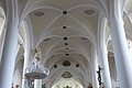 Stadtpfarrkirche St. Walburga Monheim - Blick über den Hauptgang zum Altarraum