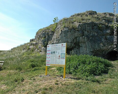 Außenansicht auf die Hexenküche bei Lierheim mit davor stehender Infotafel.