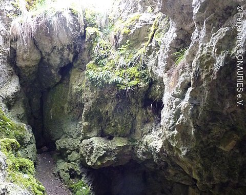 Der Innenbereich der Hexenküche bei Lierheim, der nach oben hin offen ist.