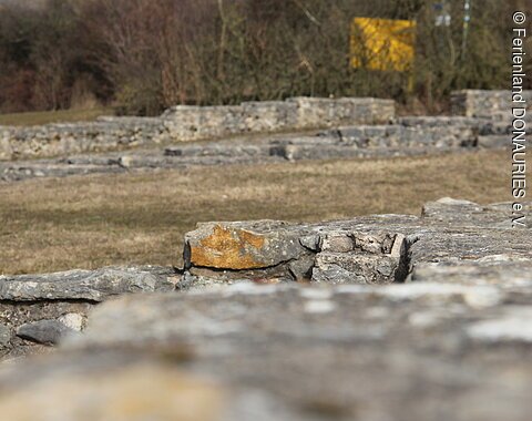 Ein Blick auf die Mauern der Villa Rustica am Fuße des Riegelberges.