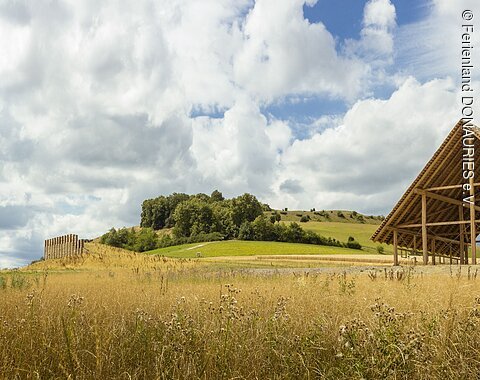 Bild der Freilichtanlage mit der Rekonstruktion des Keltensitzes am Ipf.