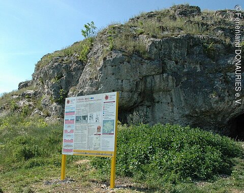 Außenansicht auf die Hexenküche bei Lierheim mit davor stehender Infotafel.
