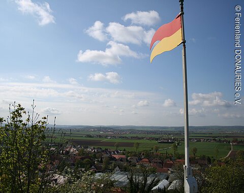 Blick vom Wallersteiner Felsen in das Ries.