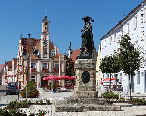 Das Tillydenkmal in Rain. Im Hintergrund das Rathaus von Rain.