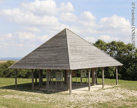 Der Infopavillon auf der Freilichtanlage am Ipf bei Bopfingen.