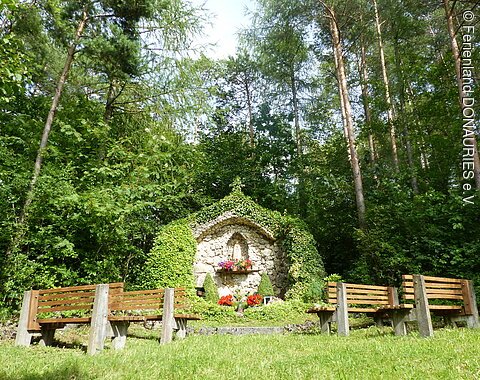 Blick auf die am Wald gelegene Mariengrotte bei Huisheim.