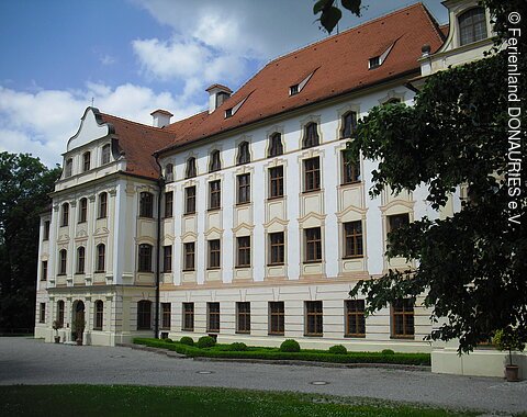 Außenansicht auf die imposante Fassade des Klosters Thierhaupten