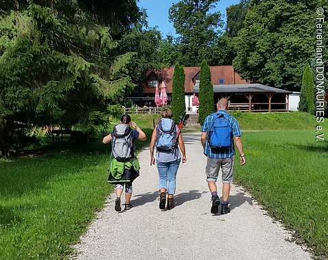 Einkehrschwung Wanderer auf den letzten Metern zur Einkehr in der Waldschänke Eisbrunn, die im Hintergrund zu sehen ist.