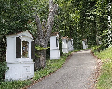 Kreuzweg Die imposanten Kreuzwegstationen auf dem Weg zur Pfarrkirche St. Michael auf dem Michelsberg.