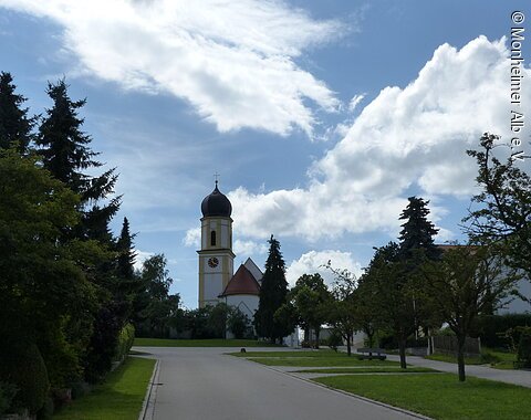 Blick auf die Pfarrkirche St. Martin, die am Wanderweg Monheimer Alb 4 liegt