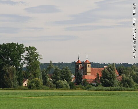 Blick auf das idyllisch, in der grünen Landschaft liegende, Kloster Auhausen.