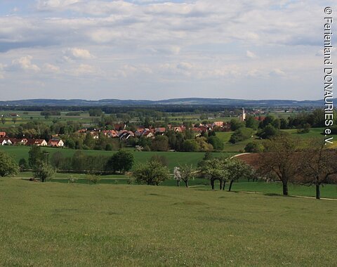 Blick auf das idyllische Roßfeld bei Oettingen mit den Feldern und Dörfern.
