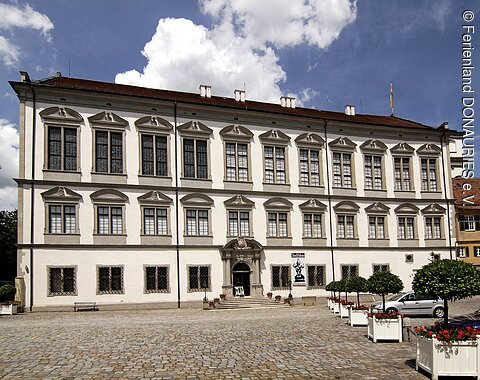 Außenansicht auf das imposante Residenzschloss Oettingen