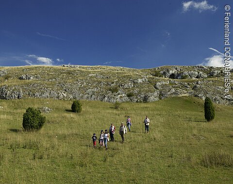 Wandern auf dem Schäferweg am Himmelreich Eine Gruppe Wanderer unterwegs am Riegelberg, unterhalb der Ofnethöhlen