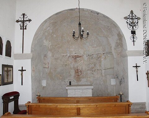 Kapelle der Ruine Graisbach Blick in die Kapelle der Burgruine Graisbach. Blick auf den Altarbereich.