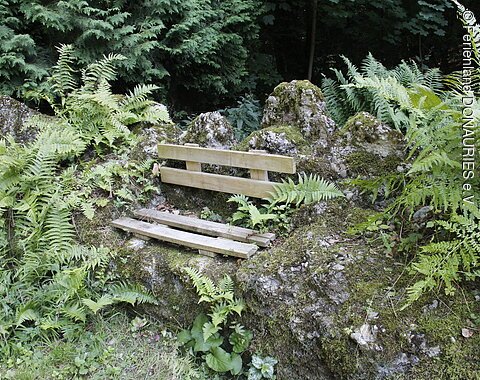 Sitzgelegenheit auf dem Rundweg beim Kloster Holzen Eine urige Sitzgelegenheit auf dem Rundweg beim Kloster Holzen