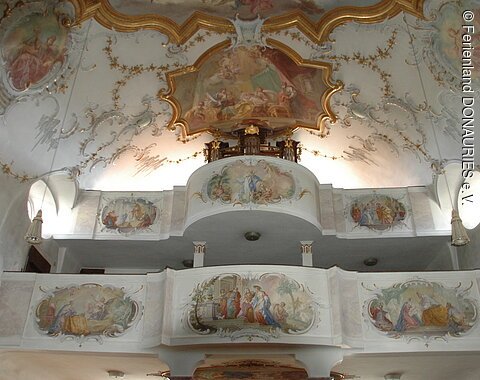 Die imposante Empore in der Wallfahrtskirche Mariä Himmelfahrt.