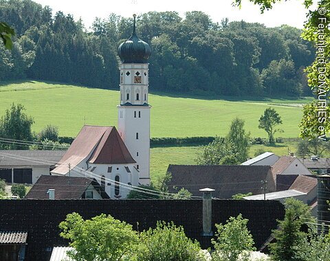 Buggenhofen mit der im Ort liegenden Wallfahrtskirche Mariä Himmelfahrt.