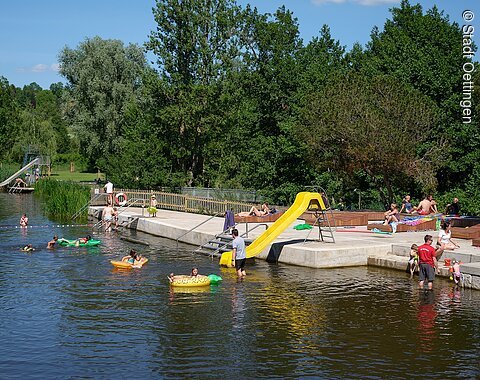 Flussfreibad Wörnitz in Oettingen Badende im Wörnitz-Flussfreibad in Oettingen. Auf dem Bild ist auch die Rutsche für die Kinder zu sehen.