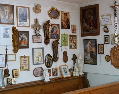 Im Inneren der Kapelle aufgehängte Votivtafeln.