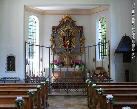Blick auf den hellen Altarbereich der Kapelle Maria im Elend.