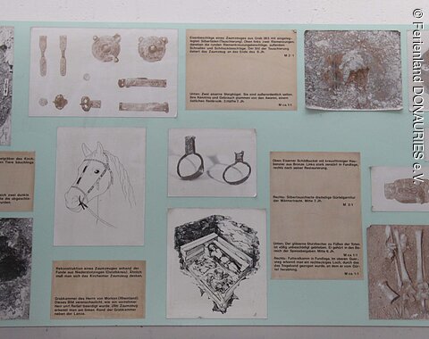 Ausgrabungen Ausstellungtafel zum Alamanenfriedhof Kirchheim im Ries mit Ausgrabungsfotos von Skeletten und Fundstücken mit dazugehöriger Beschreibung.