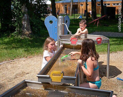 Wasserspiel Wörnitzfreibad Drei Kinder am Wasserspiel im Wörnitzfreibad