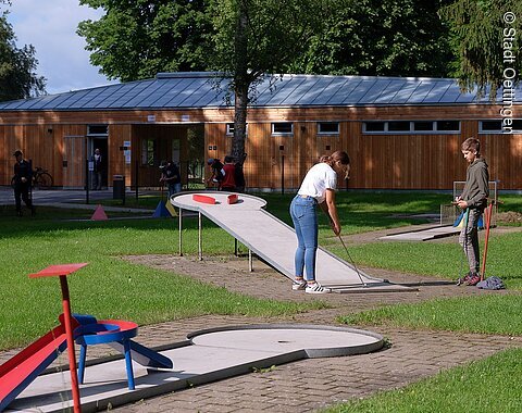 Minigolf Oettingen Minigolfer auf der Minigolfanlage in Oettingen
