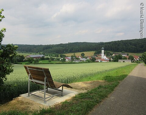 Panoramaliege Buggenhofen Eine hölzerne Panoramaliege mit Blick auf Buggenhofen.