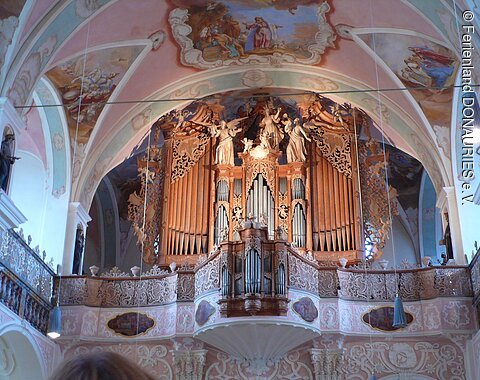 Die Empore in der Klosterkirche Maihingen mit ihrem prachtvollen Chorgestühl und ihrer berühmten Barockorgel, auf deren Orgelpfeifen schön geschnitzte Engel thronen.