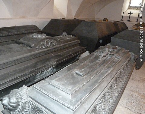 Blick auf die Särge in der Gruft der Klosterkirche in Mahingen