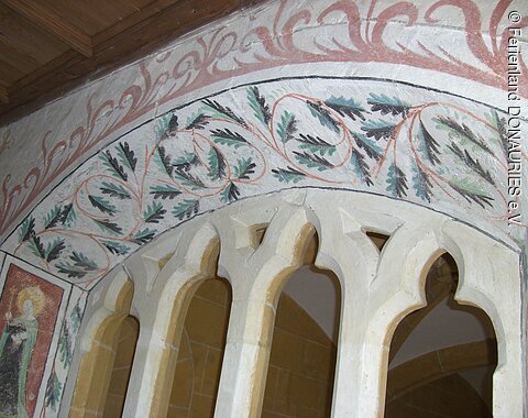 Fresken mit Blätterdarstellungen im Frauenchor des ehemaligen Klosters