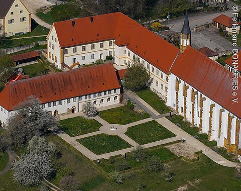 Luftbild des ehemaligen Klosters mit dem Garten