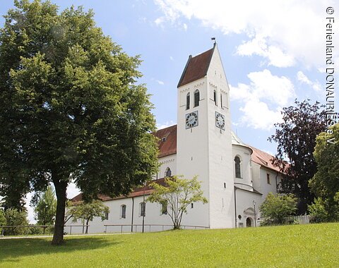 Außenansicht der von Bäumen umgebenen Kirche St. Peter und Paul in Thierhaupten