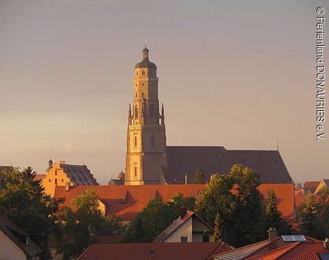 Blick auf die im Abendlicht mitten in Nördlingen liegende St. Georgskirche