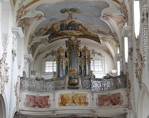 Blick auf die helle Orgelempore in der katholischen Pfarrkirche St. Martin