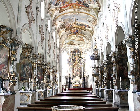 Blick auf den imposanten Innenraum der Pfarrkirche St. Martin mit dem Altar und den vielen rechts und links liegenden Seitenaltären