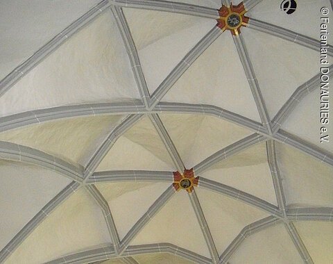 Kreuzrippengewölbe Pfarrkirche St. Peter und Paul, Unterschneidheim Detailbild des Kreuzrippengewölbes