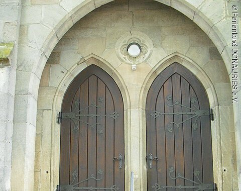 Portal Pfarrkirche St. Peter und Paul, Unterschneidheim Eingangstüren der Pfarrkirche St. Peter und Paul
