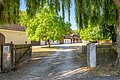 Freiläufiger Hof mit Gebäuden im Hintergrund