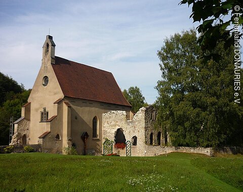 Blick auf die idyllisch gelegene Klosterruine mit Kirche St. Peter in Christgarten