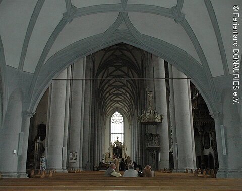 Mittelschiff St. Georgskirche Nördlingen Blick in das Mittelschiff mit vorne liegendem Altar und rechts daneben liegender Kanzel