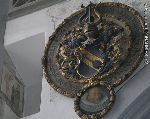 Epitaphien St. Georgskirche Nördlingen Blick auf eine Gedenktafel mit Inschrift für einen Verstorbenen