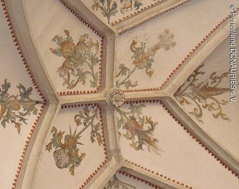 Blick auf die Malereien des Kreuzrippengewölbes