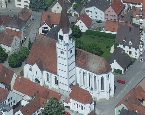 Blick auf Rain. Mitten im Bild liegt die Stadtpfarrkirche Johannes Baptist.