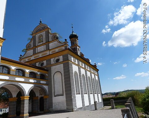 Blick auf die im Sonnenschein liegende Schlosskirche St. Blasius