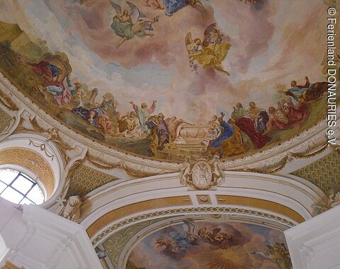 Blick auf ein großes Deckengemälde