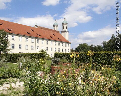 Kloster Holzen mit Klostergarten Blick auf Kloster Holzen mit dem davor liegenden Klostergarten.
